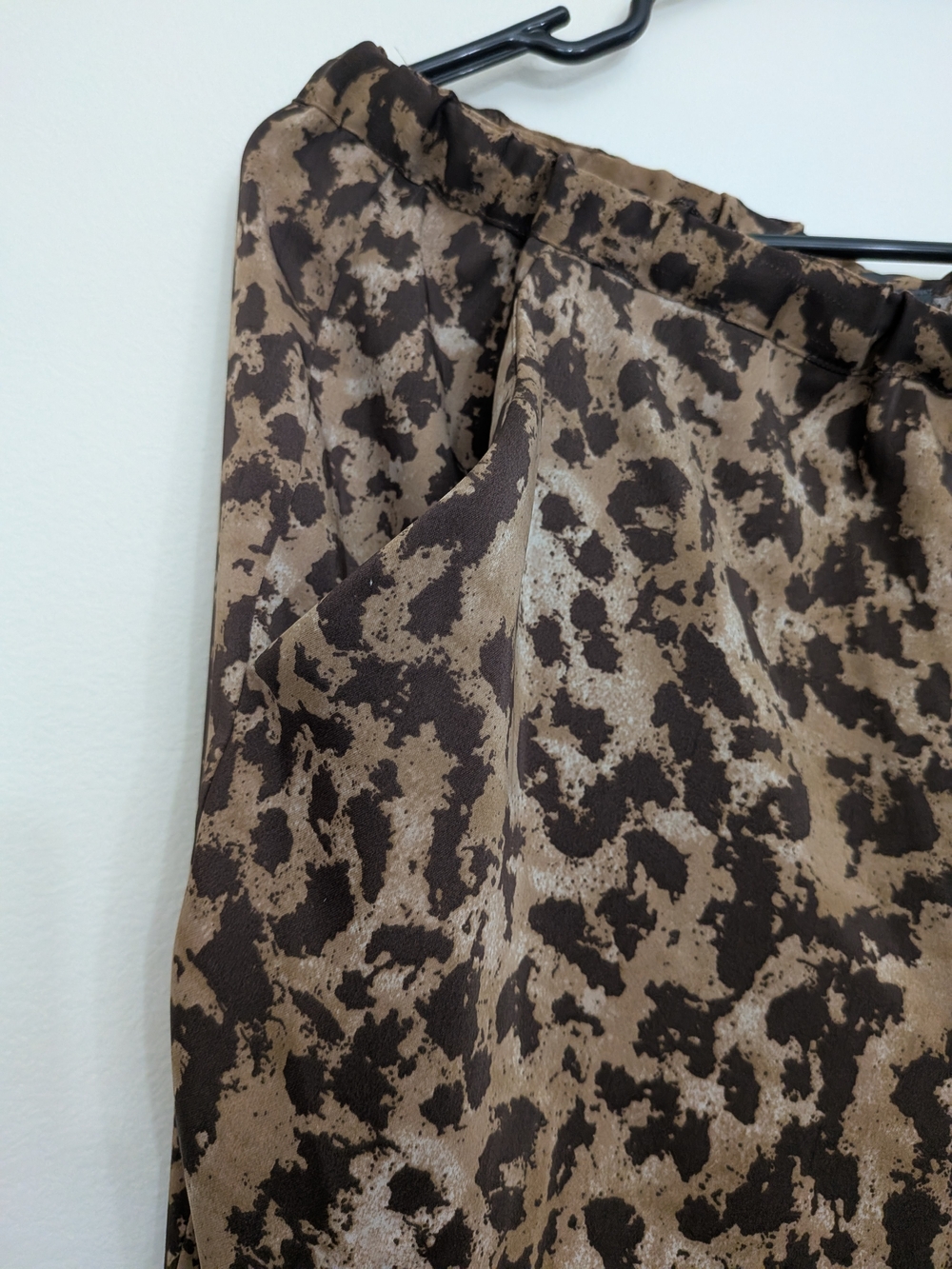 Vince Camuto Leopard Print Drawstring Joggers - Tan & Black - Picture 5 of 6